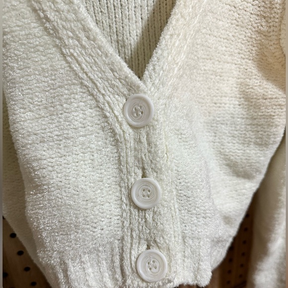 EUC Urban Outfitters Cream Cozy Cropped Cardigan Button Up Sweater Size Large - Picture 3 of 5